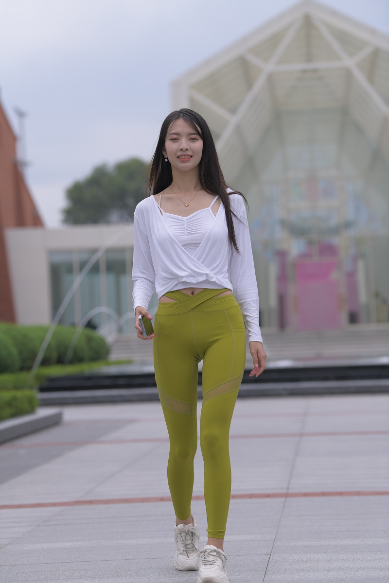 一始街拍模拍作品 绿色瑜伽裤美女